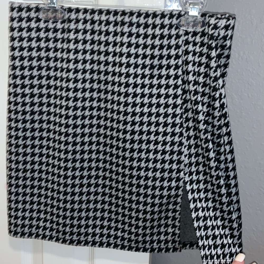 detailed mini skirt with slit on side